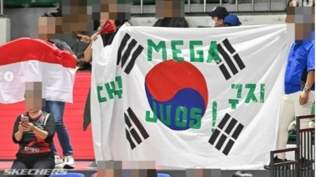 4 Kelakuan Fans Mega Bikin Penonton Korea Murka, Bawa Isu Politik hingga Coret Bendera