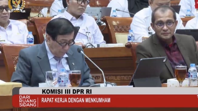 Wamenkumham Eddy Ngacir Hindari Wartawan dalam DPR, Takut Dicecar Soal Tersangka?