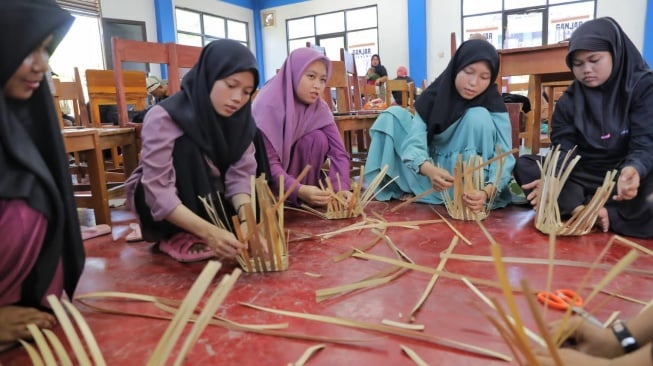 Berdayakan Warga, GMP Latih Warga Anyam Bambu untuk Buat Kerajinan Tangan