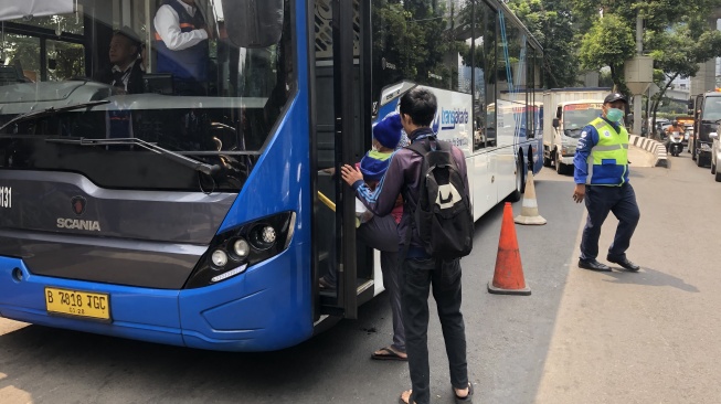 TransJakarta Alihkan Rute 2A juga 5C Dampak Unjuk Rasa Buruh dalam area Patung Kuda