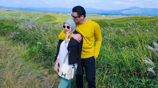 5 Ide Foto Bareng Pasangan ala Syahrini serta juga Reino Barack, Romantis bak Drama Korea