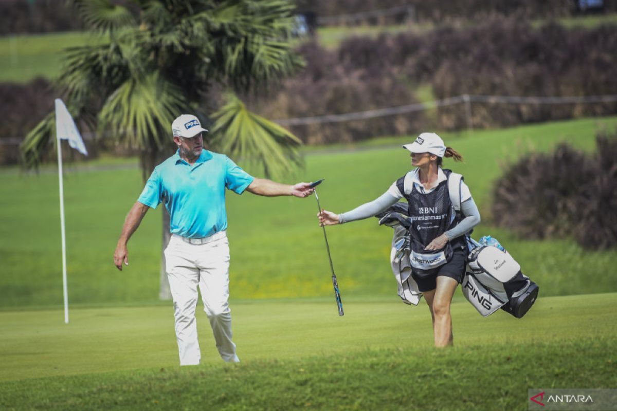 Ratna juga peran sejati caddy dalam dunia golf