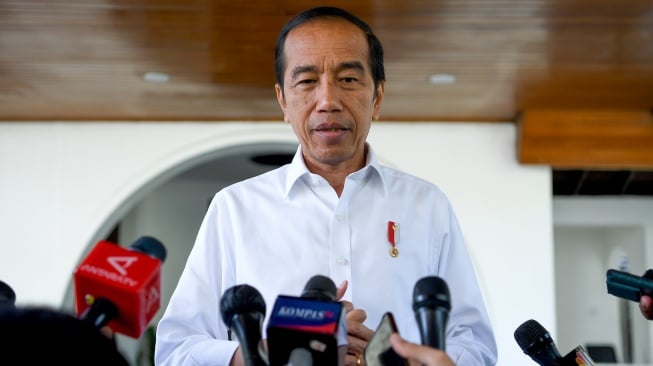 Jokowi Pamer Fotonya Ada pada Koran Luar Negeri, Ironinya Isi Artikel Bahas Mahkamah Keluarga hingga Gibran