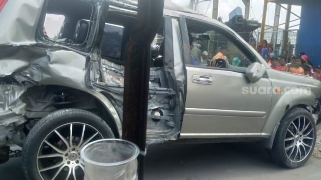 Terobos Palang Perlintasan Manual, Mobil Tertabrak Kereta di dalam tempat Jembatan Gantung Cengkareng