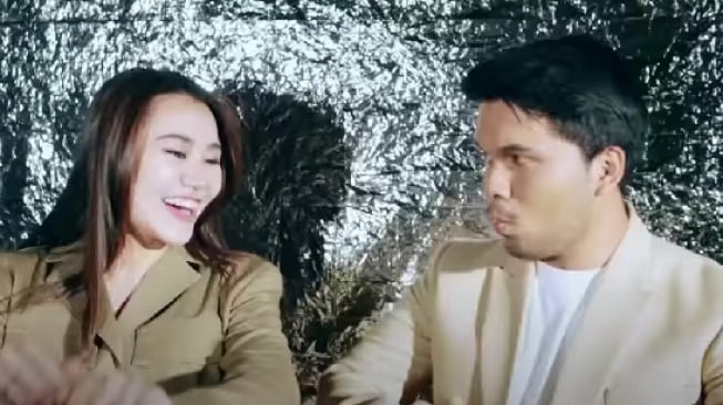 Thariq-Aaliyah Tampil Serasi di dalam tempat Video Klip Lagu Terbaru Reza Artamevia, Langsung Dibandingkan dengan Fuji