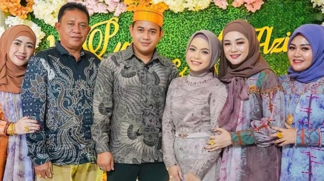 Tajir, Haji Alwi Ruslan Camer Putri DA Pernah Umrahkan Bermacam-macam Orang di dalam Satu Pesawat