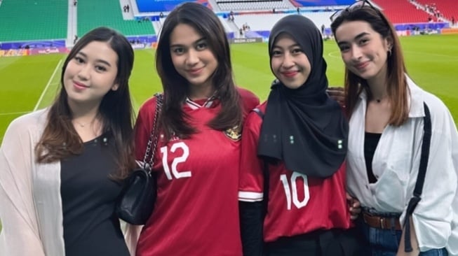 OOTD Nonton Bola ala Azizah Salsha, Bisa Jadi Inspirasi Saat Nobar Indonesia vs Australia Nanti Waktu senja