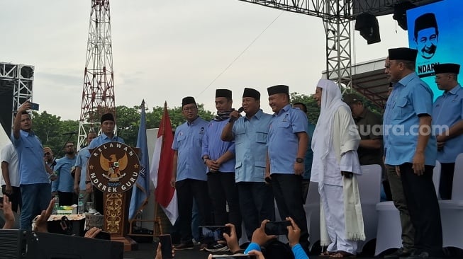 Datang ke Seang, Mantan KSAD Dudung Abdurachman kemudian Boy Rafli Amar Dukung Prabowo-Gibran