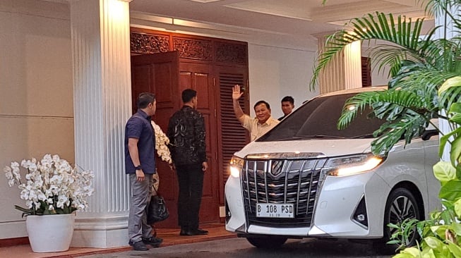 Prabowo juga juga AHY telah ada di area tempat Kertanegara, Menunggu Kehadiran Gibran Jelang Debat Cawapres