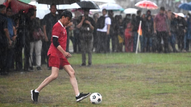 Presiden Jokowi Main Sepakbola dalam tempat Lapangan Kampung Yogyakarta, Model Sepatunya Bikin Salah Fokus