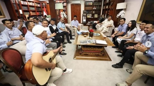 Penyanyi Sekaligus Pencipta Lagu Pakdhe Baz Berkumpul dengan Prabowo: Untuk Indonesia Emas 2045