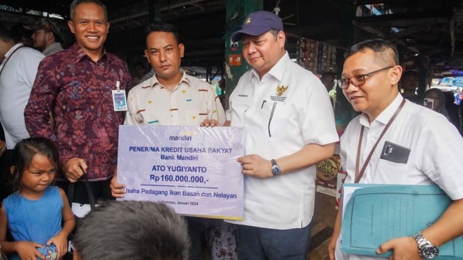 Menko Airlangga Cek Bendungan Banjir Rob pada Eretan juga Sambangi Tempat Pelelangan Ikan