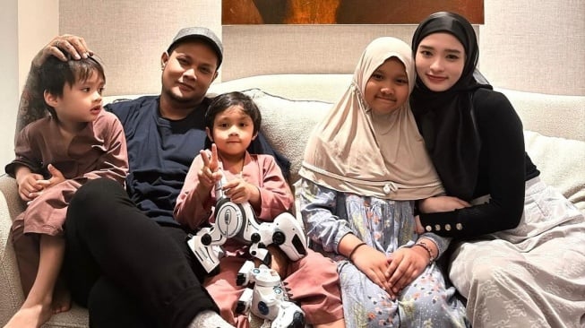 Dikecewakan Virgoun, Inara Rusli Tulis Pesan Haru Untuk Putranya yang digunakan Ulang Tahun: Hargai Wanita