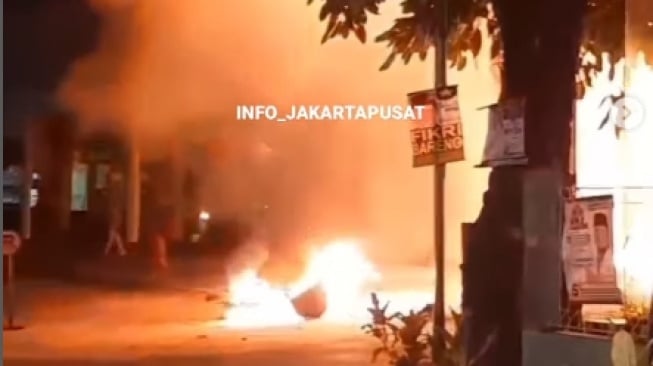 Buat Rugi Berbagai Juta Rupiah, Ternyata Hal ini adalah Penyebab SPBU Johar Baru Terbakar