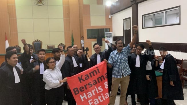 Rayakan Vonis Bebas Kasus Lord Luhut, Pekik Gembira Haris kemudian Fatia: Rakyat Menang!