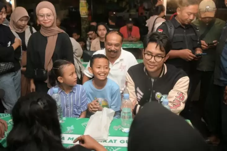 Alam Ganjar Bersama Pemuda Karang Taruna Nikmati Suasana Waktu senja di tempat area Gunung Kidul