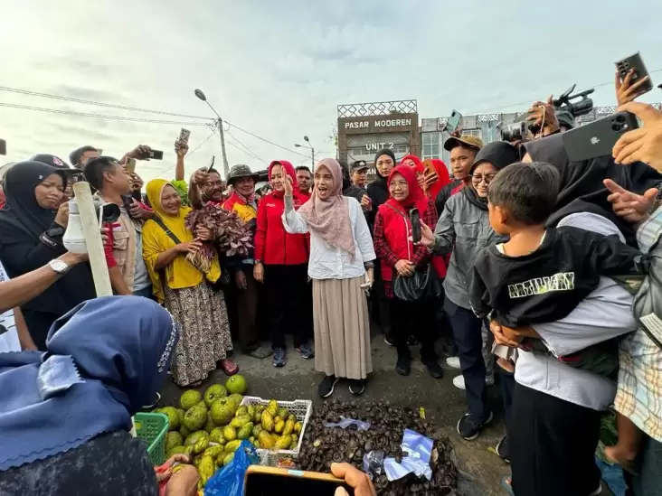 Blusukan pada Pasar Tulang Bawang Lampung, Siti Atikoh Cek Harga, Belanja hingga Serap Aspirasi