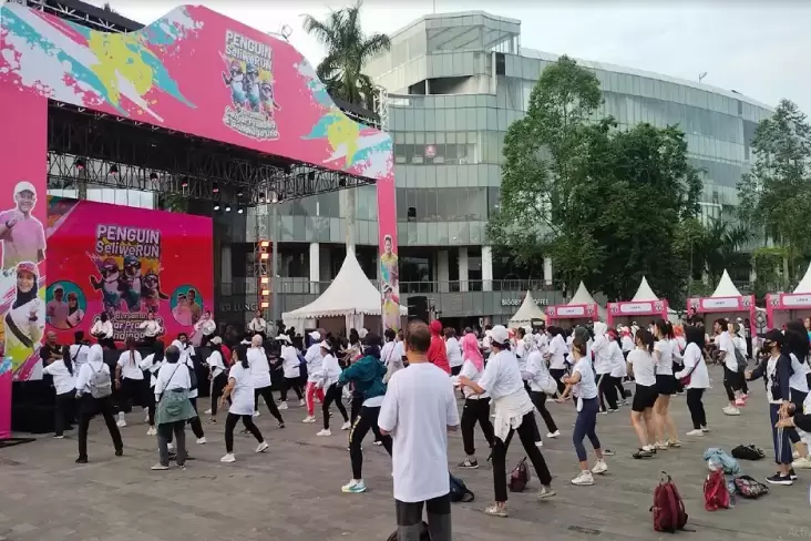 Intip Keseruan Emak-Emak Senam di tempat tempat PENGUIN SeliweRUN