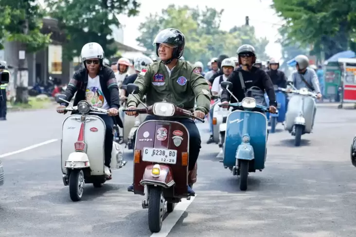 Intip Keseruan Ganjar Pranowo kemudian Komunitas Vespa di area di Pekalongan Ikuti Geber Ganjar