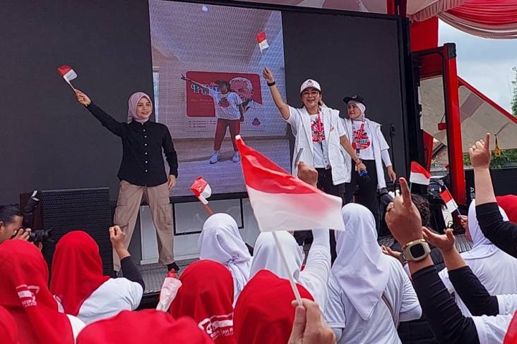 Keseruan Siti Atikoh Flashmob Bareng Kader PIJAR pada pada Palembang