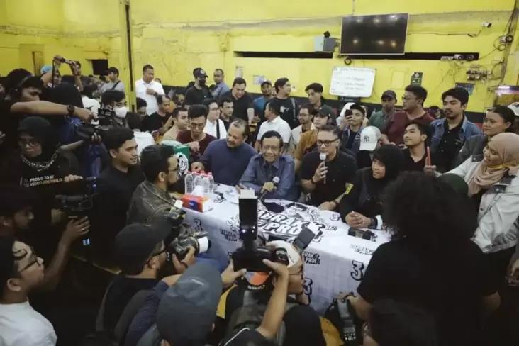 Ngopi Bareng di dalam tempat Warkop STK, Mahfud MD Dengar Langsung Keluhan Warga Surabaya