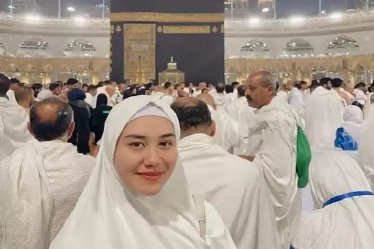 Pengalaman Spiritual Aaliyah Massaid ketika Umrah, Rasakan Keajaiban Bisa Cium Kakbah