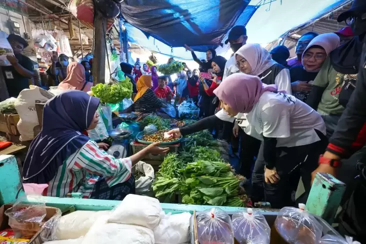 Siti Atikoh Bagikan Belanjaan yang tersebut dimaksud Diborong pada area Pasar Tempel Way Dadi ke Warga Sekitar