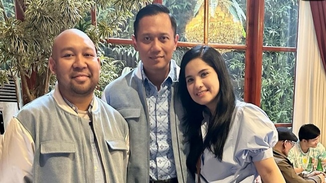 Senyum Sumringah AHY Diberi Jaket Spesial Anak Prabowo Subianto