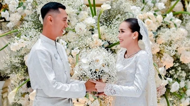 Lamaran Ayu Ting Ting lalu Muhammad Fardhana Pakai Buket Bunga Baby Breath kemudian juga Anggrek Putih, Apa Maknanya?