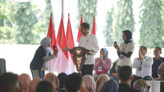 Kemesraan Jokowi ketika Temui Ibu Nasabah PNM Magelang