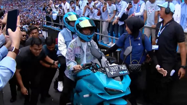 Segini Harga Helm yang tersebut Dipakai Gibran pada waktu Naik Motor Listrik Buatan Dalam Negeri, Tak Sampai Sejuta