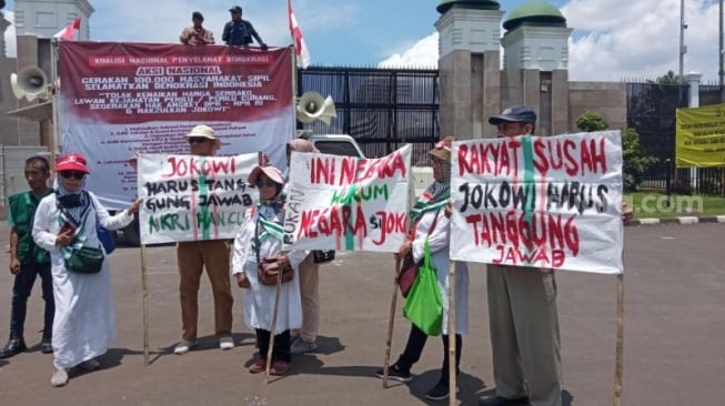 Gantung Poster di dalam pada Leher, Aksi Emak-emak Rela Panas-panasan Ikut Demo Hak Angket dalam di DPR: Demokrasi Dibius Mati!