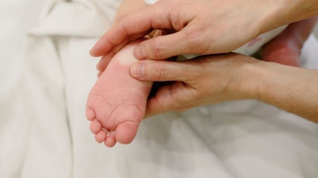 Pijat Bayi Bisa Buat Anak Kilat sekali Jalan Mitos atau Fakta? Begini Kata Dokter Anak