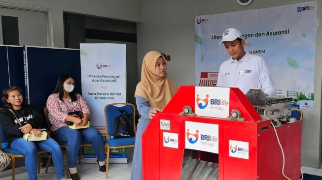 BRI Life Berbagi Bentuk Kepedulian Terhadap Lingkungan lalu Warga