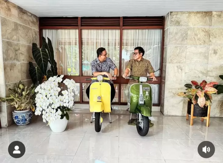 Anies kemudian Cak Imin Berpose pada Vespa: War Takjil pada Mana Kita, Gus?