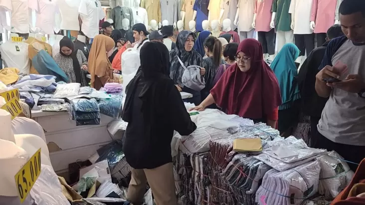 Jelang Lebaran, Omzet Pedagang Baju di tempat area Pasar Tanah Abang Naik 80%