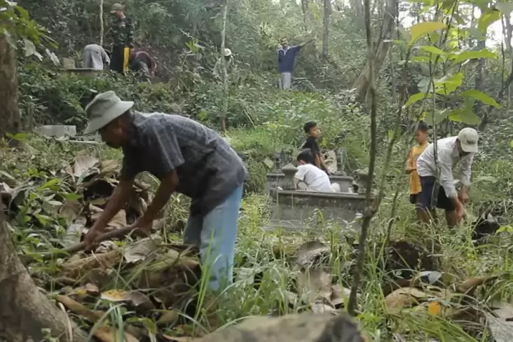 Mengenal Tradisi Gombrang pada pada Kebumen, Membersihkan Makam Jelang Ramadhan