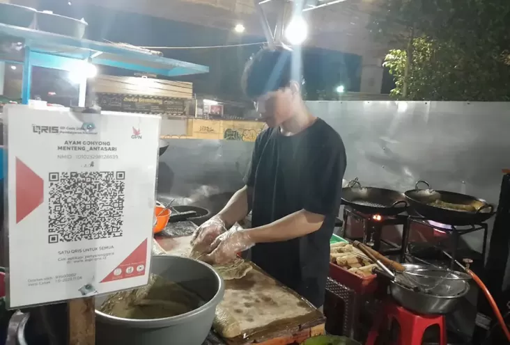 Praktis dengan QRIS BRI, Pedagang Ayam Gohyong Menteng Makin Mudah Bertransaksi Digital