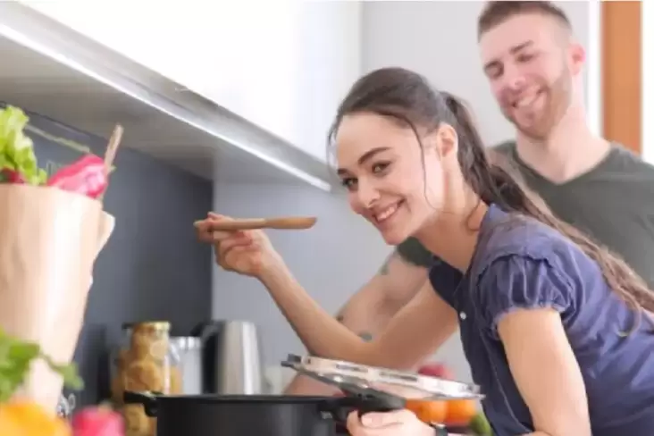 Waspada! Terlalu Banyak Makan Garam Bisa Merusak Kehidupan Seks