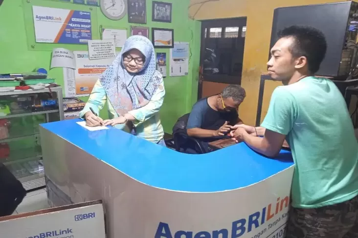 Getol Literasi Keuangan ke Tetangga, Agen BRILink ini Dihadiahi Mobil hingga Umroh