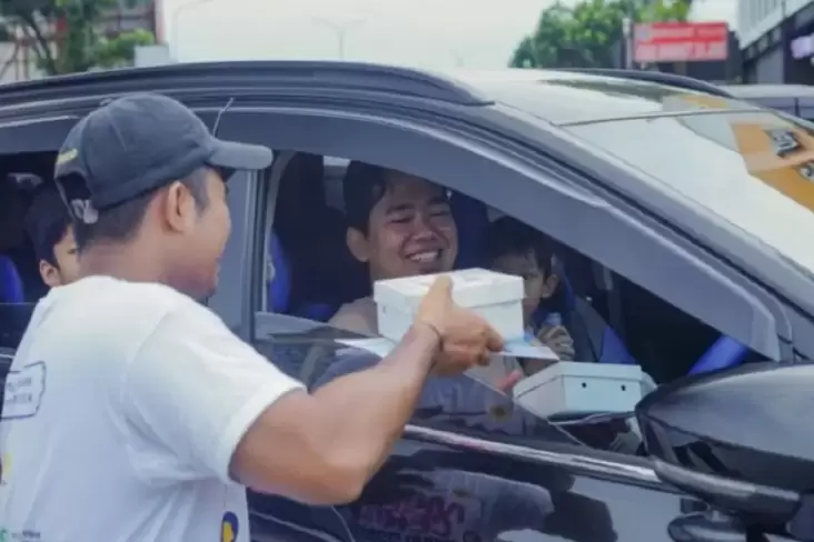 Infokan Arus Mudik, Kementerian PUPR Ikut Bagi-Bagi Takjil di area pada Rest Area KM 57