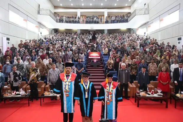 Kukuhkan Guru Besar Pertama Poltekesos Bandung, Begini Pesan Mensos Risma