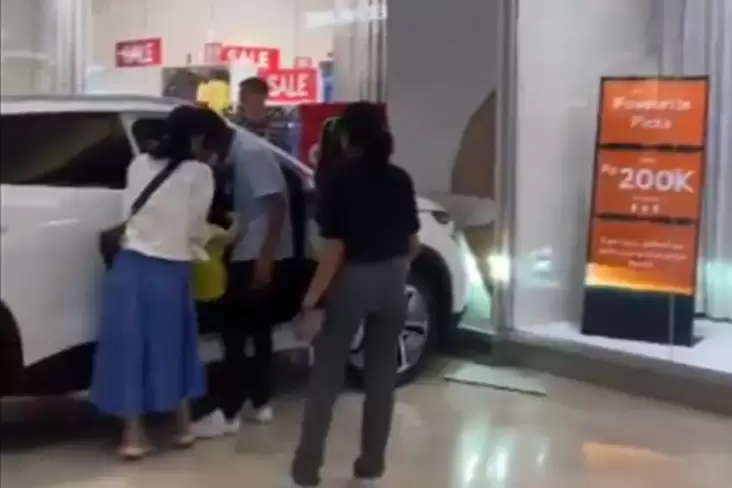 Viral! Anak Kecil Menabrakkan Mobil Display pada Mal, Netizen Auto Miris