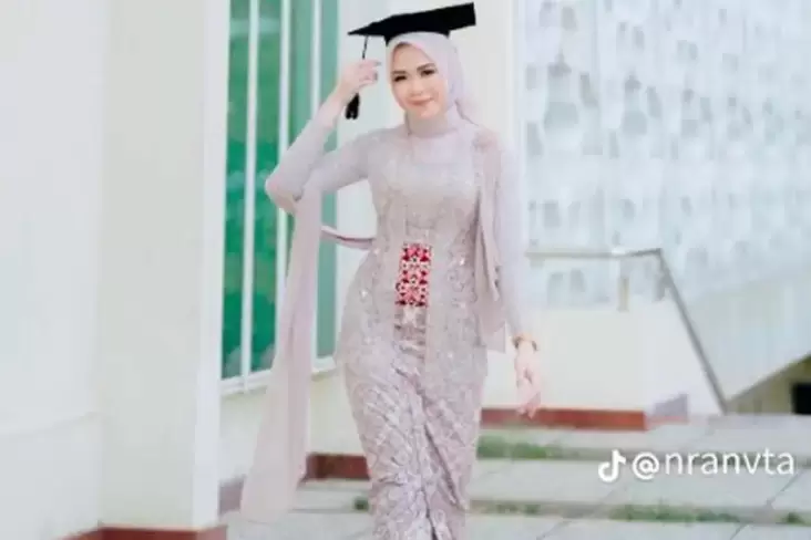 Viral! Mahasiswi Habiskan Rp14,5 Juta demi Tampilan Total dalam pada Acara Wisuda, Desain Kebaya Khusus hingga Sewa MUA