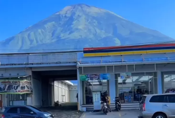 Viral! Penampakan Minimarket pada area Wonosobo Berlatar Pemandangan Gunung, Mirip pada Negeri Matahari Terbit