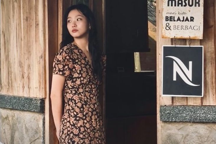 3 Potret Kim Go Eun Jalan-jalan di Garut, Asyik Nongkrong di dalam tempat Coffee Shop