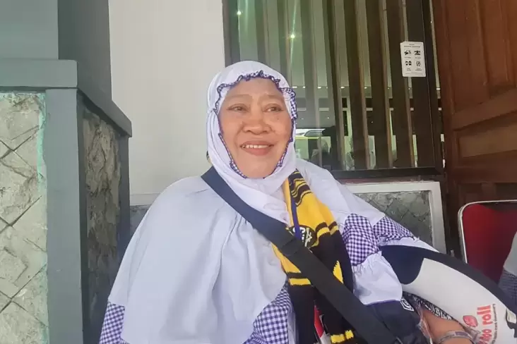 Daftar Haji Bareng Suami 12 Tahun Lalu, Kini Sauni Berangkat ke Tanah Suci Didampingi Anak