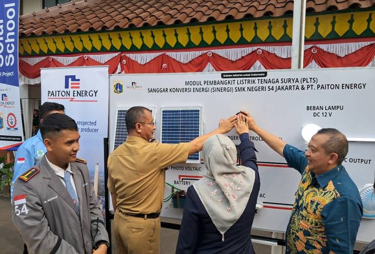 Dukung Pengurangan Emisi, Paiton Energy Hadirkan PLTS Atap pada SMKN 54 DKI Ibukota Indonesia