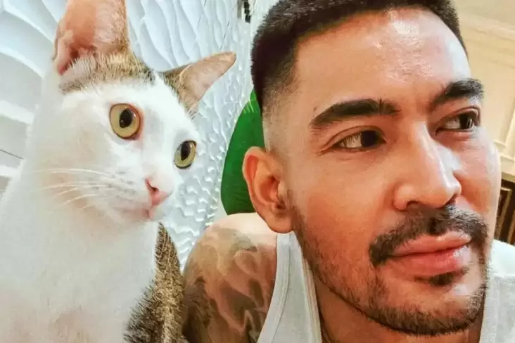 Robby Purba lalu Tingkah Lucu Julian, Kucing Kesayangannya yang yang disebutkan Menggemaskan