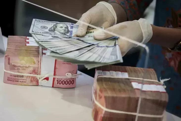 Rupiah Keok Jelang Libur Panjang Kembali Dekati Rp16.000/USD